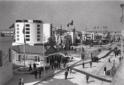 Un viale della V Fiera del Levante, con il padigli ...
