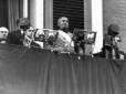 Mussolini osserva la folla dal balcone del Palazzo ...