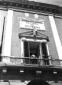 Mussolini osserva la folla dal balcone del Palazzo ...