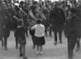 Mussolini riceve un omaggio floreale da una piccol ...