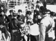 Mussolini riceve alcuni omaggi da un bal ...