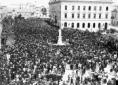 Una folla di persone riunite in Piazza Castromedia ...