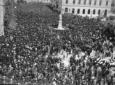 Una folla di persone riunite in Piazza Castromedia ...