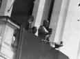 Mussolini pronuncia un discorso dal balcone centra ...