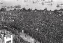Mussolini parla alla folla durante l'ina ...