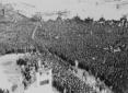 Mussolini parla alla folla durante l'ina ...