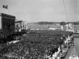 La folla assiste al discorso di Mussolini davanti  ...
