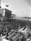 La folla assiste al discorso di Mussolini davanti  ...