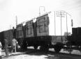 Un vagone ferroviario sul quale sono poste tre cas ...