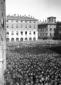Una folla di persone radunata nella Piazza del Com ...