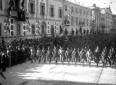 Una sfilata di militi lungo Corso Vittorio Emanuel ...