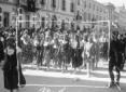 Una sfilata di massaie rurali lungo Corso Vittorio ...