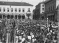 La folla riunita in Piazza Vittorio Emanuele a Nov ...