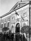 Una folla di persone davanti all'entrata del Museo ...