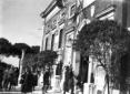 Alcune persone si apprestano ad entrare nel Museo  ...