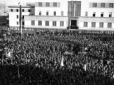 La folla assiepata in piazza XXIII Marzo ...