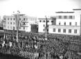 La folla ordinatamente schierata in piazza XXIII M ...