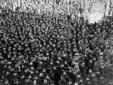 La folla riunita in piazza XXIII Marzo a Littoria, ...
