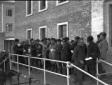 Mussolini presiede la cerimonia di consegna dei pr ...
