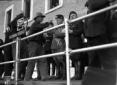 Un agricoltore riceve da Mussolini il premio per i ...