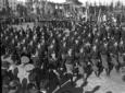 Sfilata di giovani fascisti in una via di Littoria