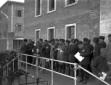 Mussolini presiede la cerimonia di consegna dei pr ...