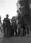 Mussolini consegna un premio a uno degli agricolto ...