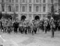 Mussolini cammina, seguito da alte cariche dell'Es ...