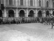 Mussolini fa il saluto romano al passaggio dei Gra ...