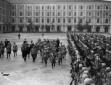 Mussolini, seguito dalle alte cariche dell'Esercit ...