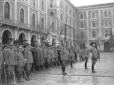 Mussolini, sull'attenti, prima della partenza del  ...