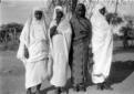 Quattro donne avvolte negli abiti tradiz ...