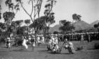 Un gruppo di eritrei simula scene di guerra