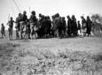Un gruppo di indigeni eritrei con dei bastoni in m ...