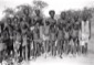Un gruppo di uomini e bambini eritrei