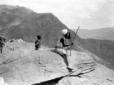 Un uomo eritreo, seduto su un costone di roccia, s ...