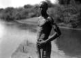Un uomo eritreo nei pressi di un corso d'acqua
