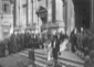 Gli sposi ripresi all'uscita della chiesa del Ges� ...