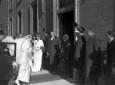 L'arrivo della sposa davanti al portale laterale d ...