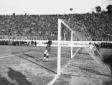 Il portiere francese Llense in azione davanti alla ...