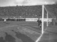 Il portiere Llense in procinto di tuffarsi davanti ...