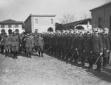 Vittorio Emanuele III, accompagnato da un folto gr ...