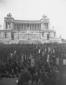 Folla di manifestanti in piazza Venezia