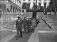 Mussolini, seguito da Starace e da un gruppo di pe ...