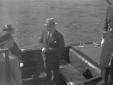 Mussolini colto a bordo di un motoscafo sulle acqu ...