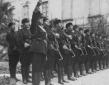 I moschettieri del duce sull'attenti all'esterno d ...