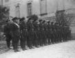 I moschettieri del duce sull'attenti all'esterno d ...