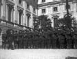 Mussolini, seguito da Starace, passa in rassegna u ...