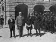 Starace posa con un gruppo di personalit� all'este ...