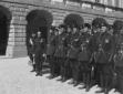 Starace posa accanto alla guardia d'onore del duce ...